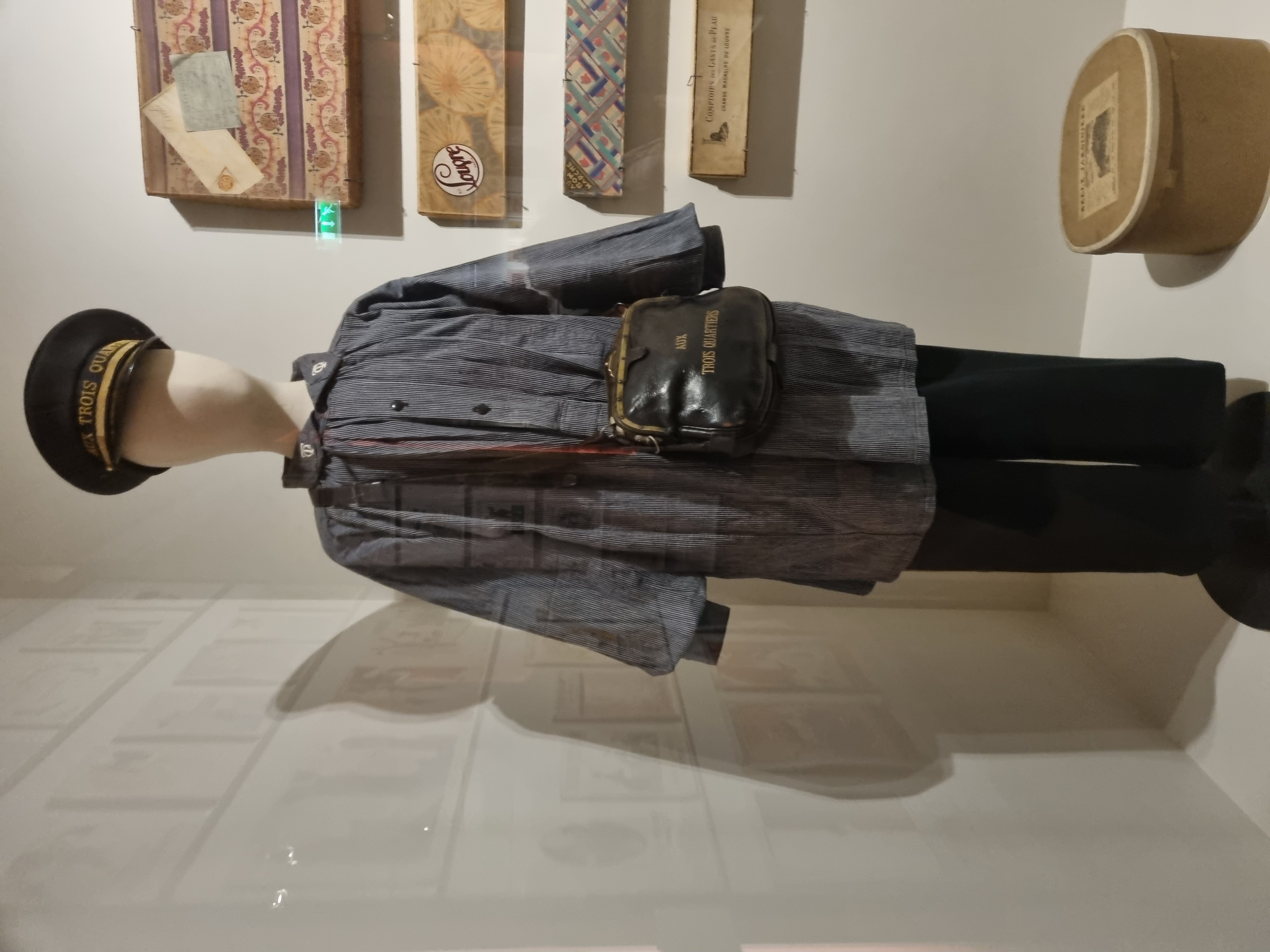 Expo_7_costume_livreur_Trois_Quartiers.jpg