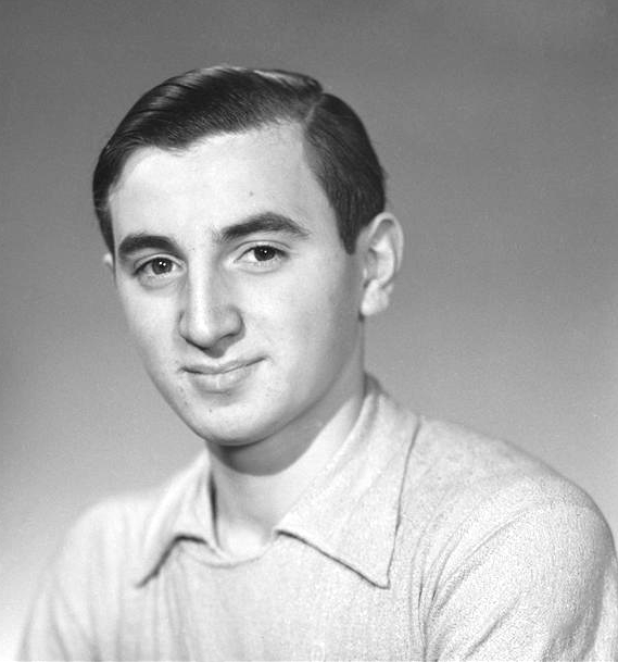Aznavour-souriant-1941-Harcourt.png