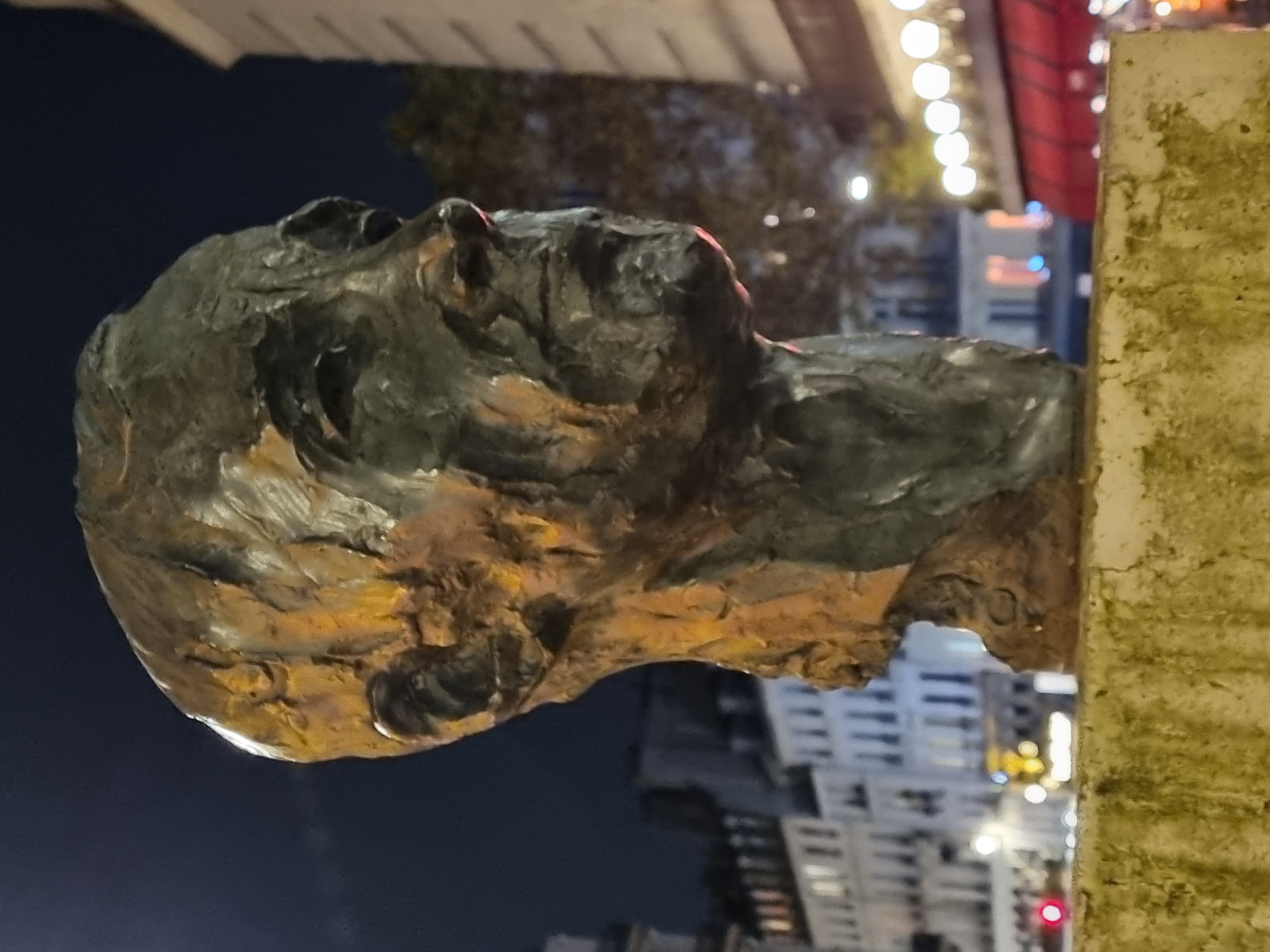 Sculpture_teete_Aznavour.jpg