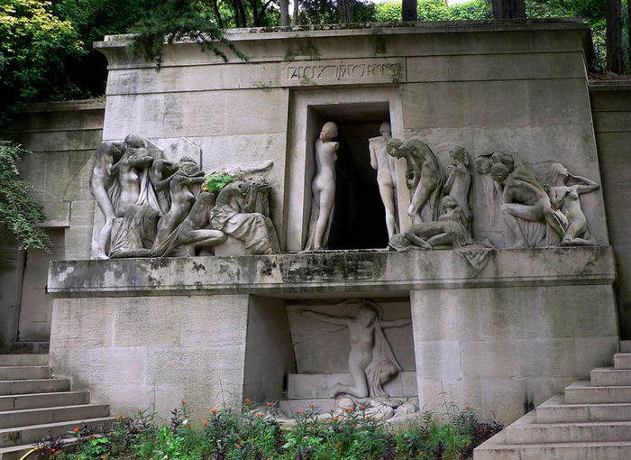 800pxperelachaise_aux_mortes_3.jpg