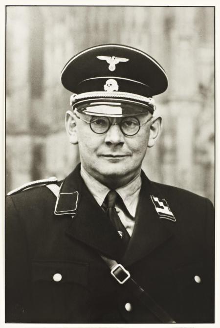 August-Sander-SS-Captain-1937-printed-1990-virtute-article.jpg