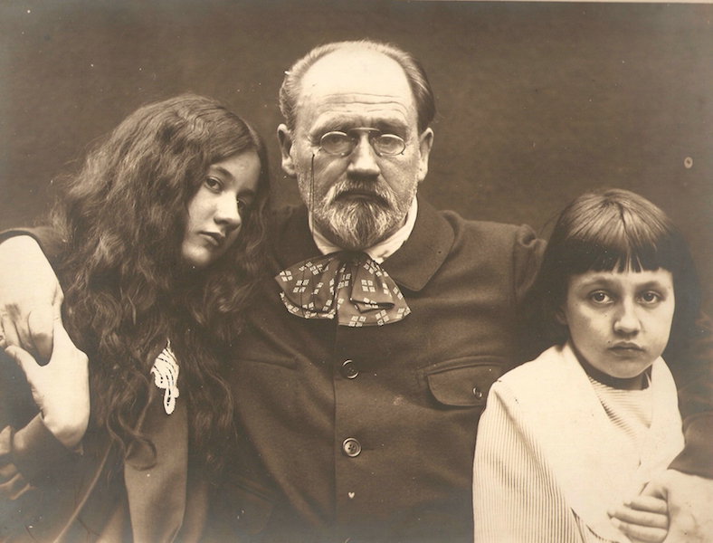 Emile_Zola_et_ses_enfants_Jacques_et_Denise.jpg